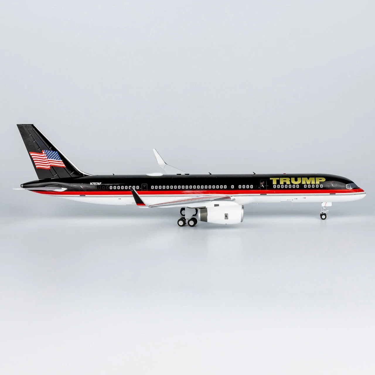 *1/200 The Trump Organization 757-200/w new livery with new package new stand with stand N757AF 42037 - Image 3