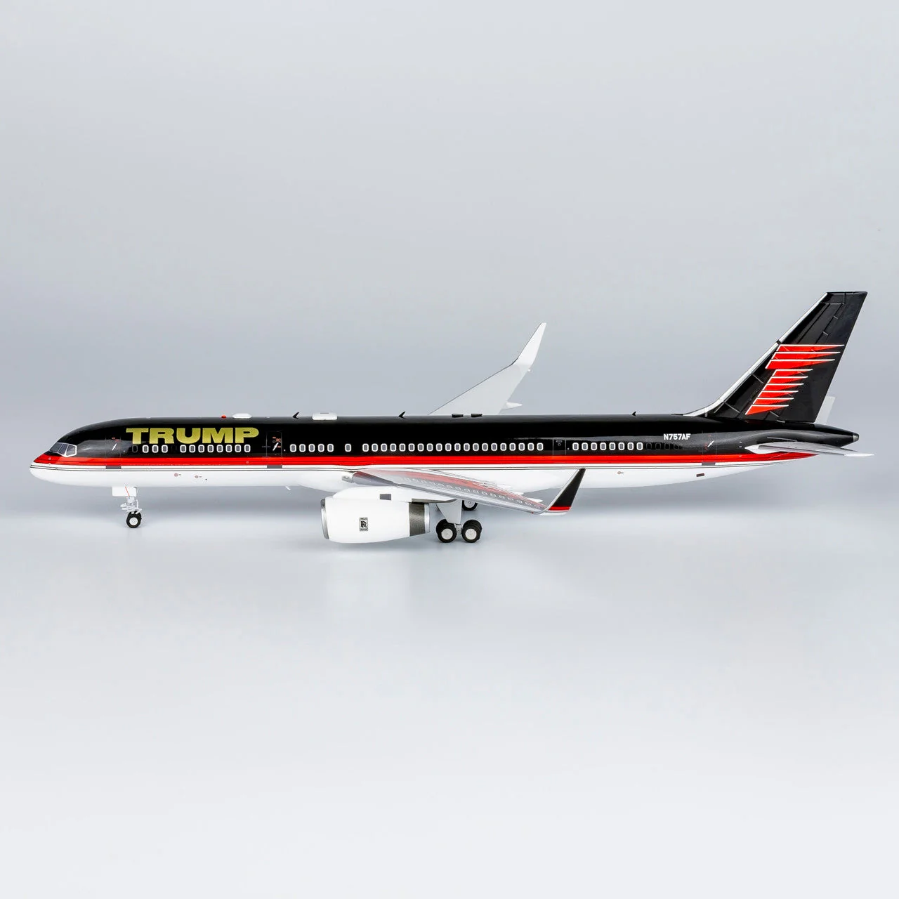 1/200 The Trump Organization 757-200/w old livery with new package new stand with stand N757AF 42038 - Image 3