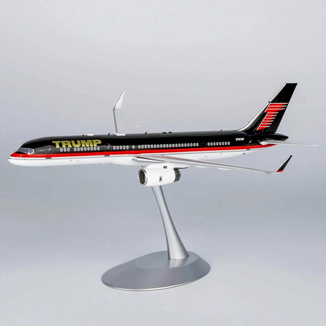 1/200 The Trump Organization 757-200/w old livery with new package new stand with stand N757AF 42038 - Image 4