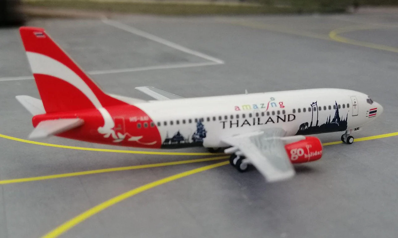 *1/400 AirAsia B 737-300 “Amazing Thailand” Miniature Models M4FD733A - Image 2