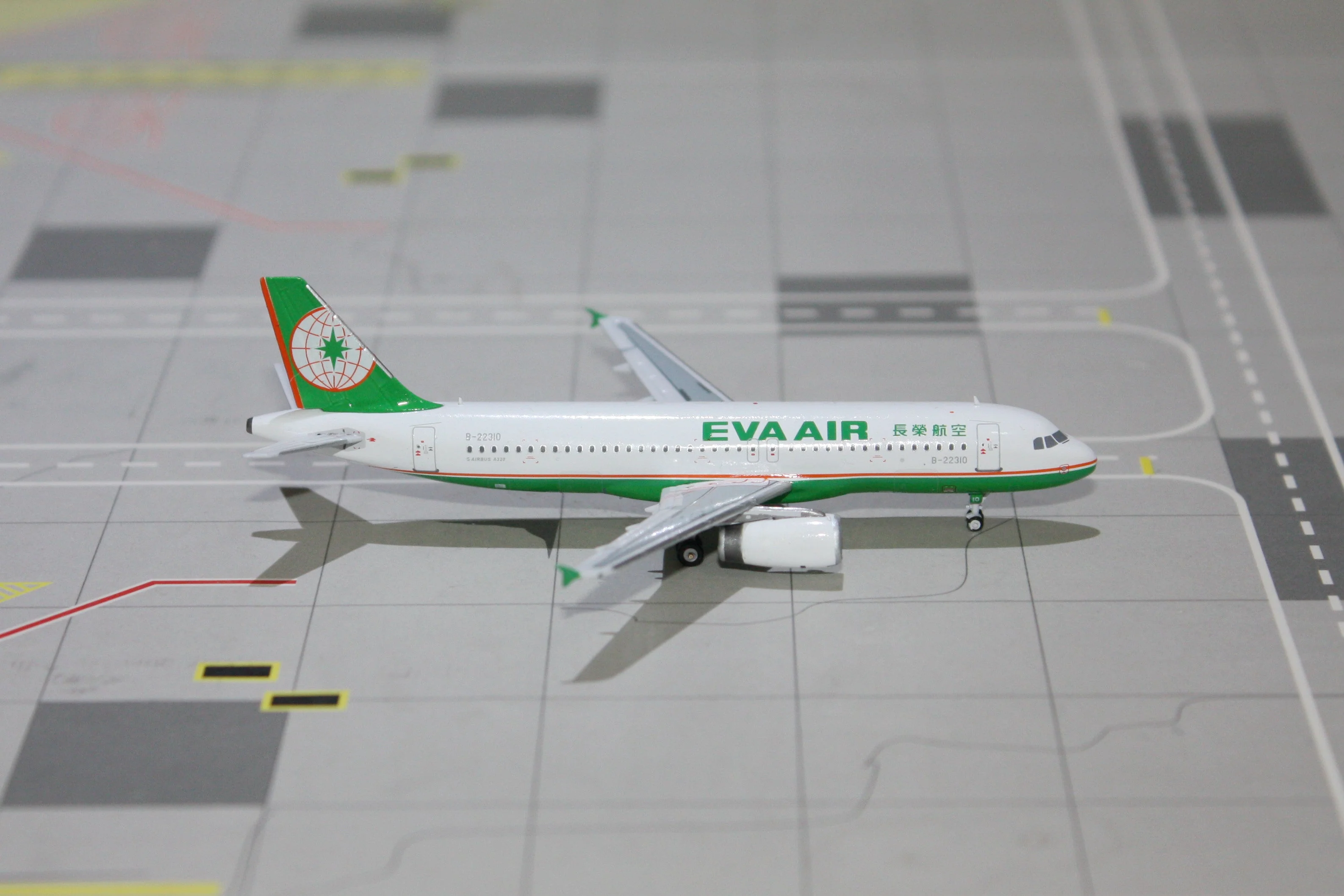 *1/400 EVA Air A320 Miniature Models M4BR320A - Image 2