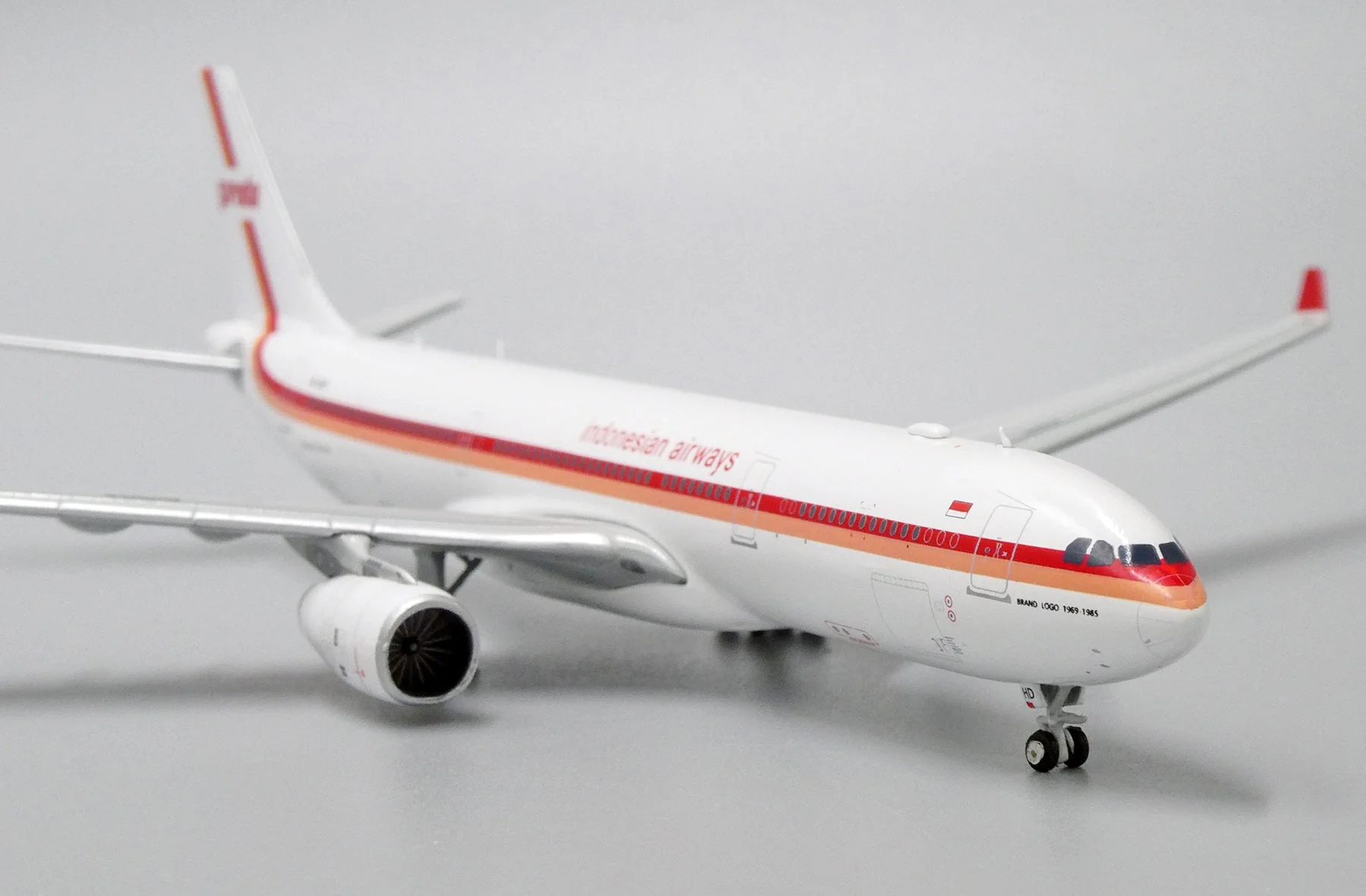 *1/400 Garuda Indonesia A330-300 "Retro Livery" JC Wings JC4GIA209 - Image 10