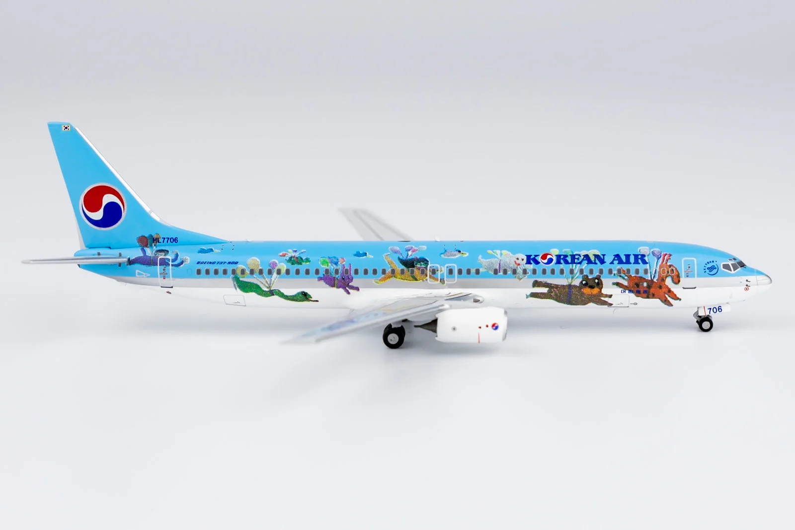 *1/400 Korean Air B 737-900 "Children's day" NG Models 79018 - Image 5