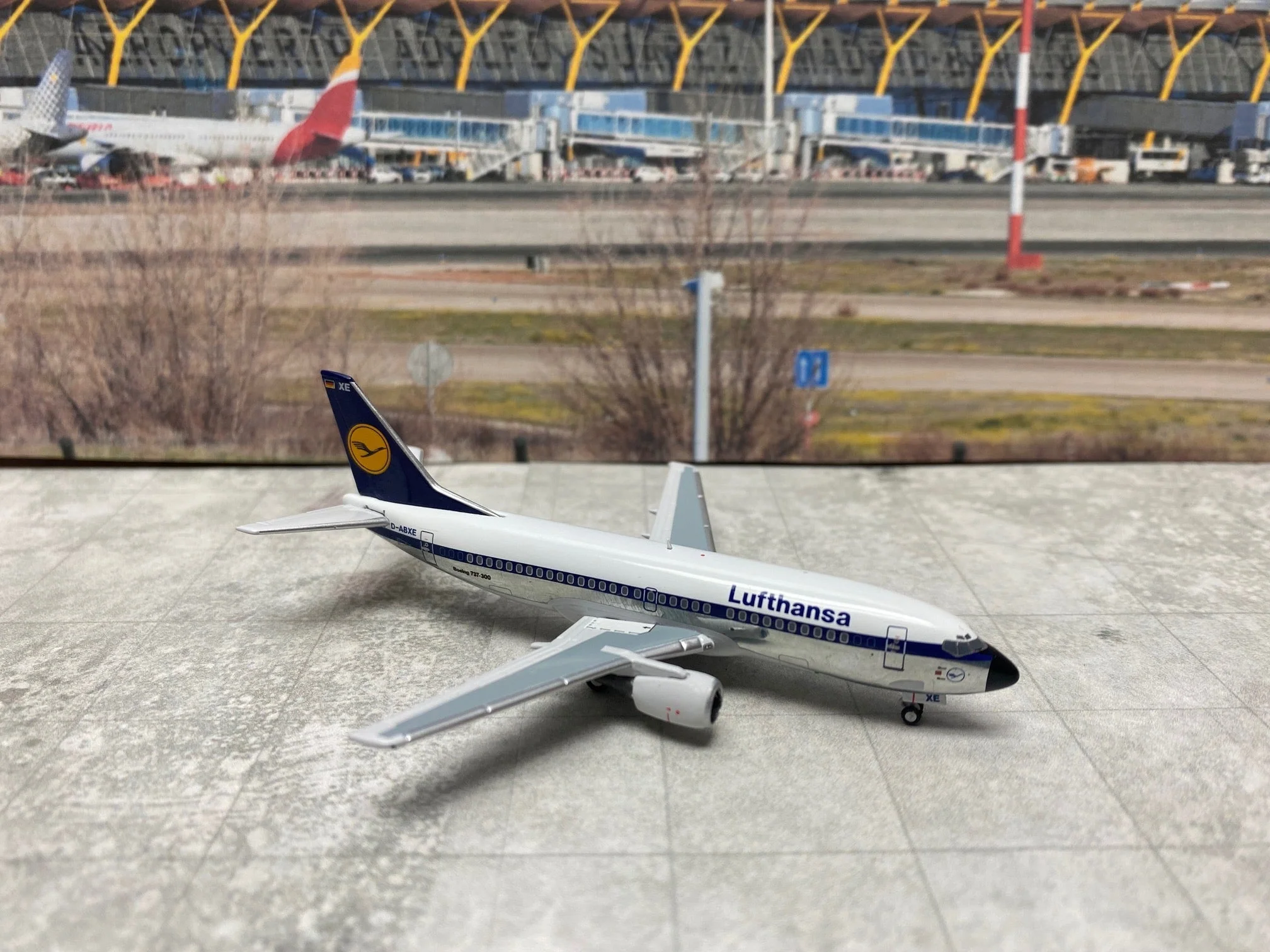 *1/400 Lufthansa B 737-300 Miniature Models M4LH733B - Image 2