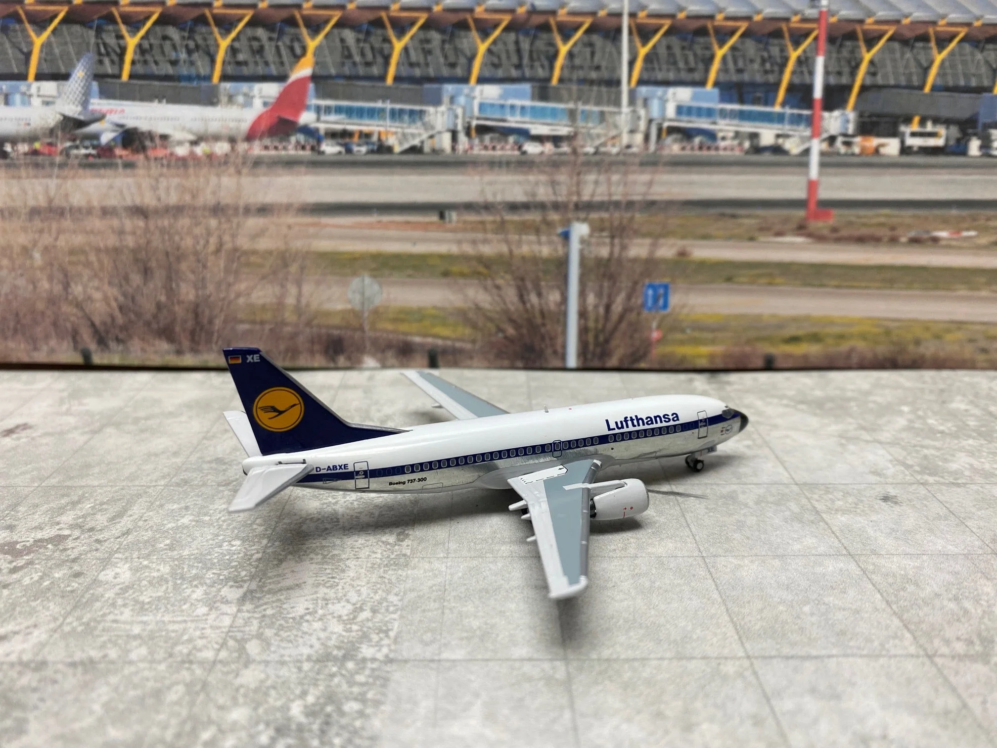*1/400 Lufthansa B 737-300 Miniature Models M4LH733B - Image 3