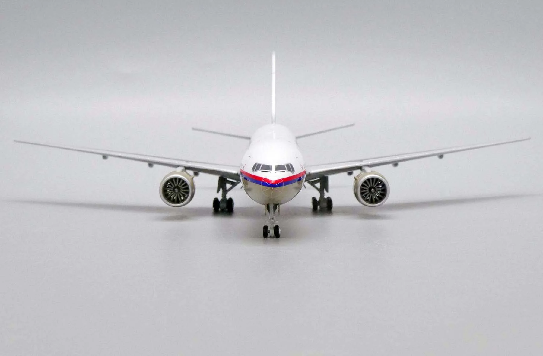 *1/400 Malaysia Airlines B 777-200ER "50 Years 1947-1997" JC Wings JC4MAS488 - Image 11