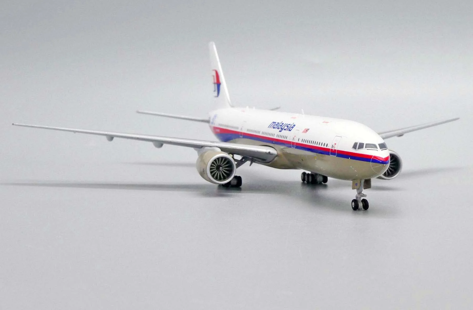 *1/400 Malaysia Airlines B 777-200ER "50 Years 1947-1997" JC Wings JC4MAS488 - Image 7