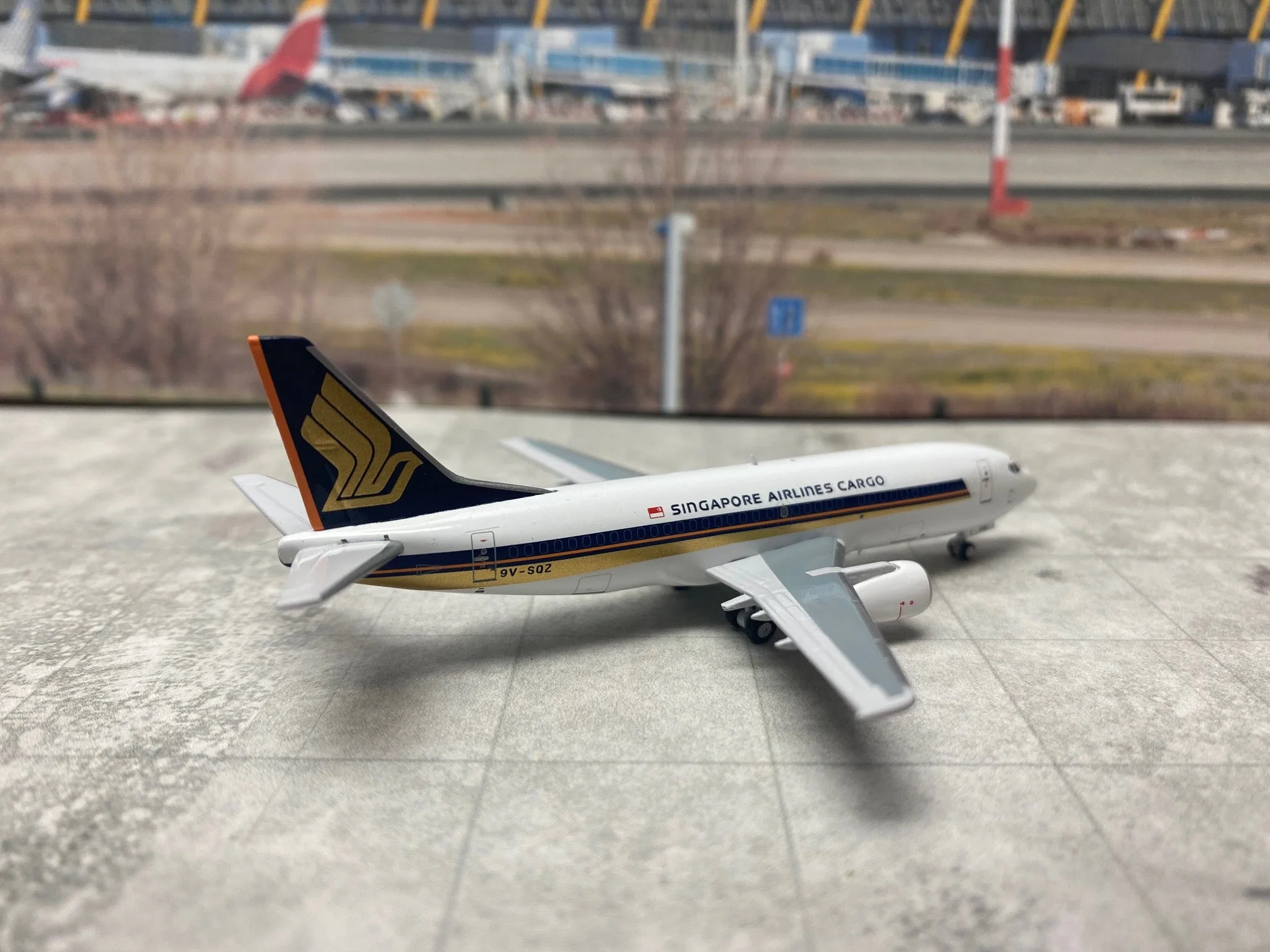 *1/400 Singapore Airlines Cargo B 737-300QC Panda Models 202203 - Image 3